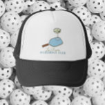 Pickleball und Martini-Grafikclub Truckerkappe<br><div class="desc">Mit diesem stilvollen Club, der sich durch seine außergewöhnliche Grafik auszeichnet, können Sie Ihre Liebe für Pickleball und Cocktails genießen! Der Hut besticht durch ein spielerisches Design, das ein Pickleball-Paddel und einen Ball mit einem klassischen Martini-Glas verbindet und die Spannung des Spiels mit der Eleganz Ihres Lieblingsgetränks verbindet. Dieser aus...</div>