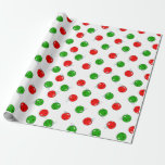 Pickleball Weihnachtsschmuck Red Green auf White Geschenkpapier<br><div class="desc">Rote und grüne pickleball Kugel Weihnachtsschmuckpapier macht einen niedlichen Weihnachtsbaumrock,  Strümpfe und Dekorationen für den Pickleball Liebhaber. Farbenfrohe,  pickleball-thematische Geschenkpackung für Ihre pickleball liebende Mutter,  Vater,  Onkel,  Tante,  Bruder,  Schwester,  Nachbarin,  Opa,  Großmutter,  Ehemann,  Ehefrau,  Freund oder Arbeitskollege,  die nicht aufhören,  über Pickleball zu reden.</div>