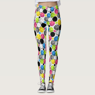 Pickleballs auf einem Gitter und weißen backgroud Leggings