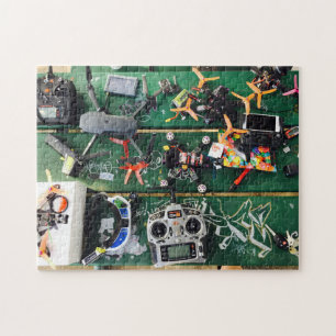 Picknicktisch mit Drohnen und Graffiti Puzzle