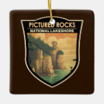 Pictured Rocks National Lakeshore Reisen Vintag Keramikornament<br><div class="desc">Bilder Rocks Vektorgrafik Design. Es ist bekannt für die dramatischen,  farbenfrohen Klippen der Pictured Rocks. Ungewöhnliche Sandsteinformationen wie die Burg Miners und der Kapellfelsen prägen die Landschaft des Parks.</div>