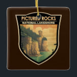 Pictured Rocks National Lakeshore Reisen Vintag Keramikornament<br><div class="desc">Bilder Rocks Vektorgrafik Design. Es ist bekannt für die dramatischen,  farbenfrohen Klippen der Pictured Rocks. Ungewöhnliche Sandsteinformationen wie die Burg Miners und der Kapellfelsen prägen die Landschaft des Parks.</div>