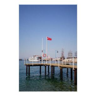 Pier mit Blick auf das Meer mit Yacht in der Türke Poster