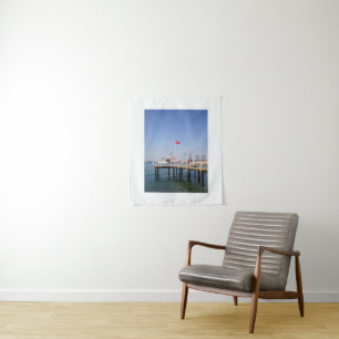 Pier mit Blick auf das Meer mit Yacht in der Türke Wandteppich