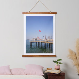 Pier mit Blick auf das Meer mit Yacht in der Türke Wandteppich Mit Holzrahmen