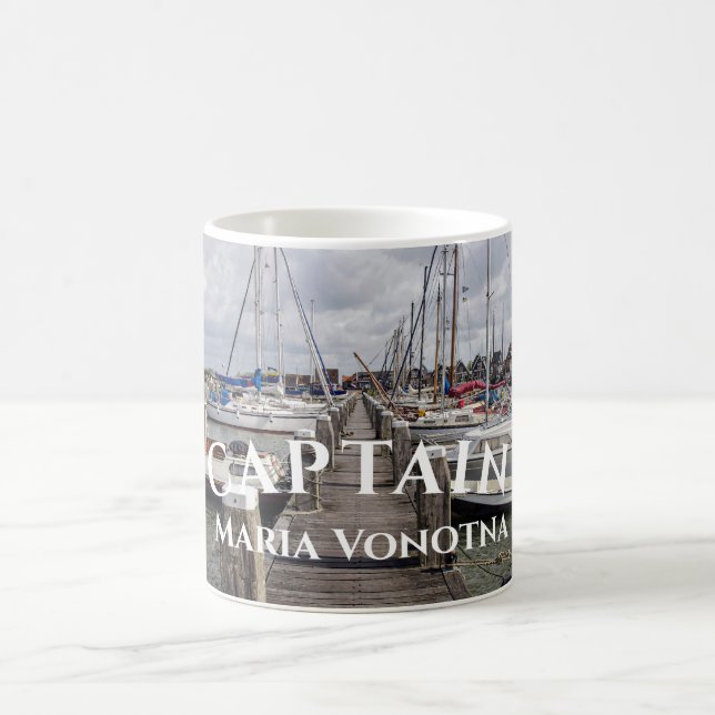 Pier mit Booten und Yachten in Marken Niederlande Kaffeetasse (Mittel)