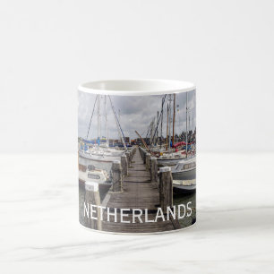 Pier mit Booten und Yachten in Marken Niederlande Kaffeetasse