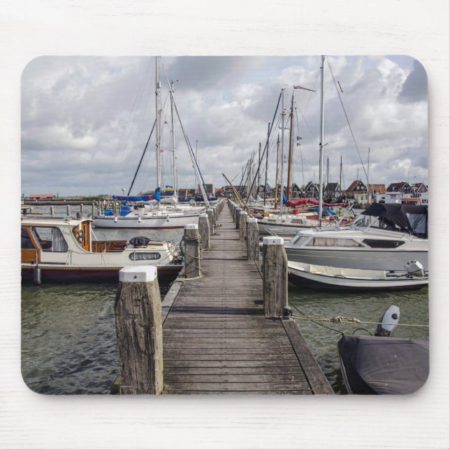 Pier mit Booten und Yachten in Marken Niederlande Mousepad (Vorne)