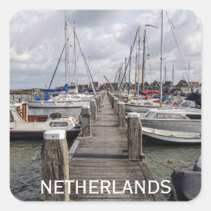 Pier mit Booten und Yachten in Marken Niederlande Quadratischer Aufkleber