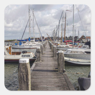 Pier mit Booten und Yachten in Marken Niederlande Quadratischer Aufkleber