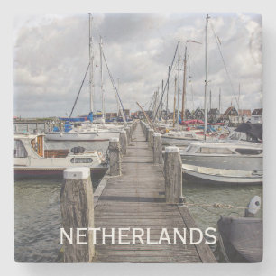 Pier mit Booten und Yachten in Marken Niederlande Steinuntersetzer