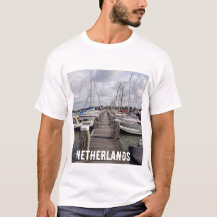 Pier mit Booten und Yachten in Marken Niederlande  T-Shirt