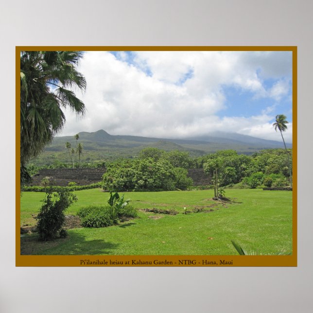 Pi'ilanihale Heiau im Kahanu-Garten - Maui Poster (Vorne)