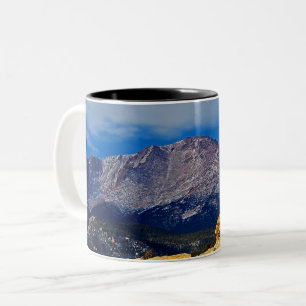 Pikes Peak mit Baum im Grünen Zweifarbige Tasse