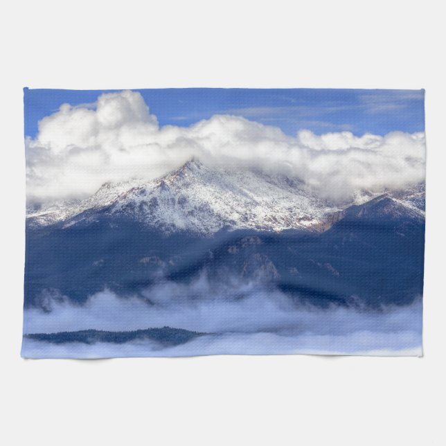 Pikes Peak mit frischem Schneefall und Wolken Geschirrtuch (Horizontal)