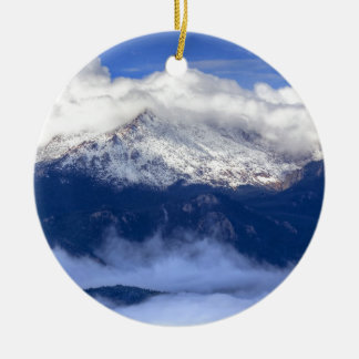 Pikes Peak mit frischem Schneefall und Wolken Keramikornament