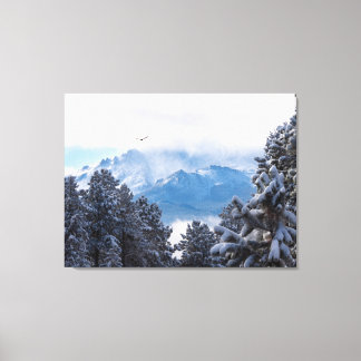 Pikes Peak und ein fliegender Adler nach einem Sch Leinwanddruck