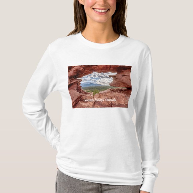 Pikes spitzen sich durch ein Rock Hole Long Sleeve T-Shirt (Vorderseite)