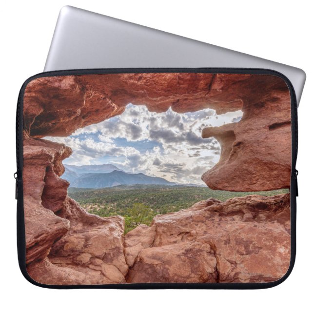 Pikes spitzen sich durch eine Felsenhöhle Laptopschutzhülle (Vorderseite)