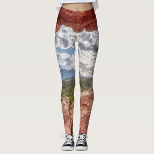 Pikes spitzen sich durch eine Felsenhöhle Leggings