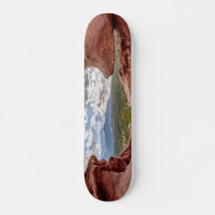 Pikes spitzen sich durch eine Felsenhöhle Skateboard