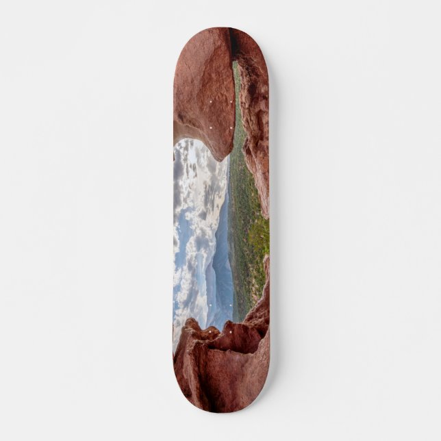 Pikes spitzen sich durch eine Felsenhöhle Skateboard (Vorne)