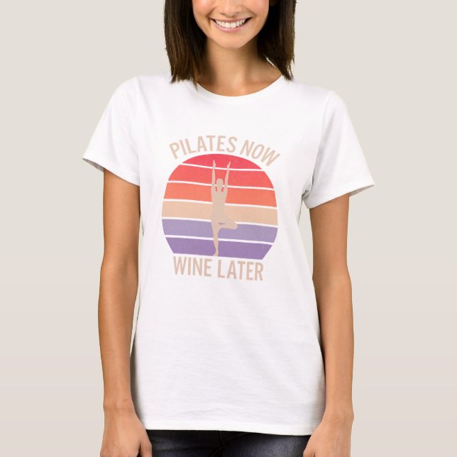 Pilates Now Wine Später Retro Yoga Pose Funn T-Shirt (Vorderseite)