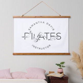 Pilates-Posen in Pilates Word Wandteppich Mit Holzrahmen