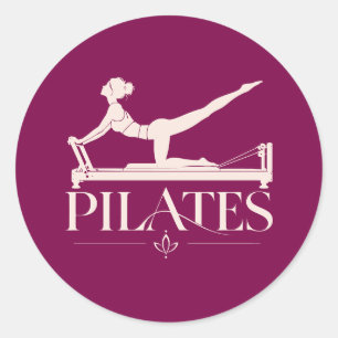 Pilates Reformer-Wein und Blassrosa Runder Aufkleber