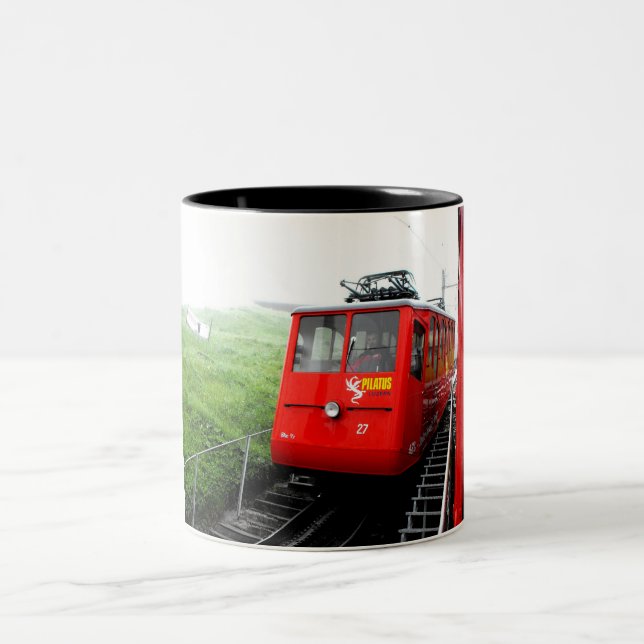 Pilatus-Zahnradbahn in der Schweiz Zweifarbige Tasse (Mittel)