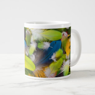 Pile von bunten Federn Jumbo-Tasse