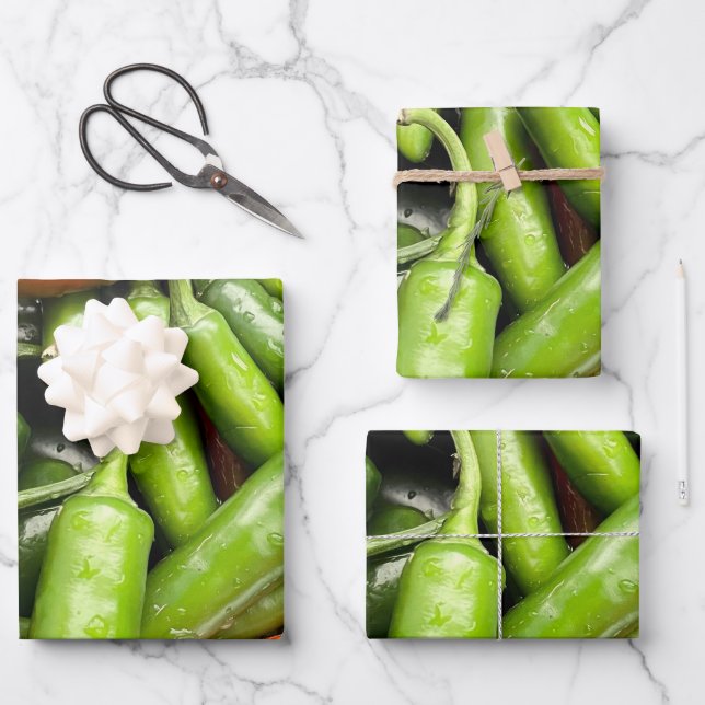 Pile von grünen scharfen Paprikaschoten Geschenkpapier Set (Vorderseite)