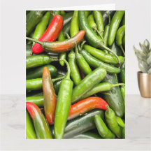 Pile von grünen scharfen Paprikaschoten