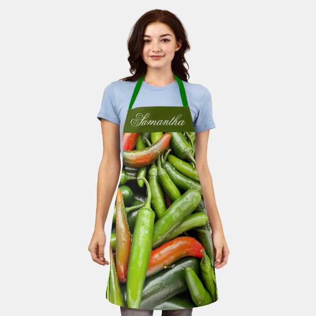 Pile von grünen scharfen Paprikaschoten Schürze (Getragen)