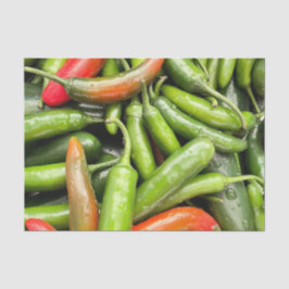 Pile von grünen scharfen Paprikaschoten Seidenpapier