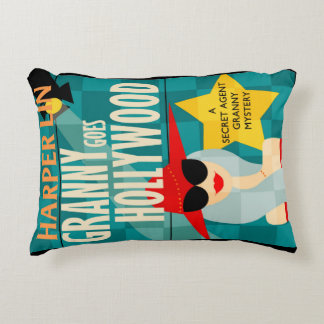 PILLOW Granny Goes Hollywood Harper Lin Buchcover Dekokissen