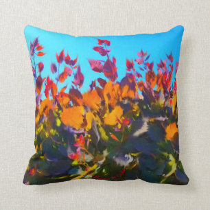 Pillow mit dem orange Blätter, das den blauen Kissen