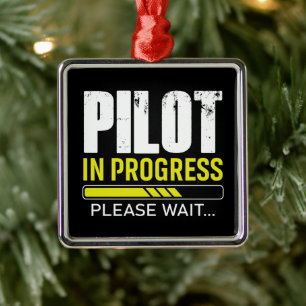 Pilot in Ausbildung… Bitte warten Aviation Humor Ornament Aus Metall