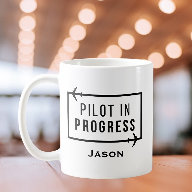 Pilot in Ausbildung & Flugzeug Moderne Reise Anpas Kaffeetasse (Von Creator hochgeladen)