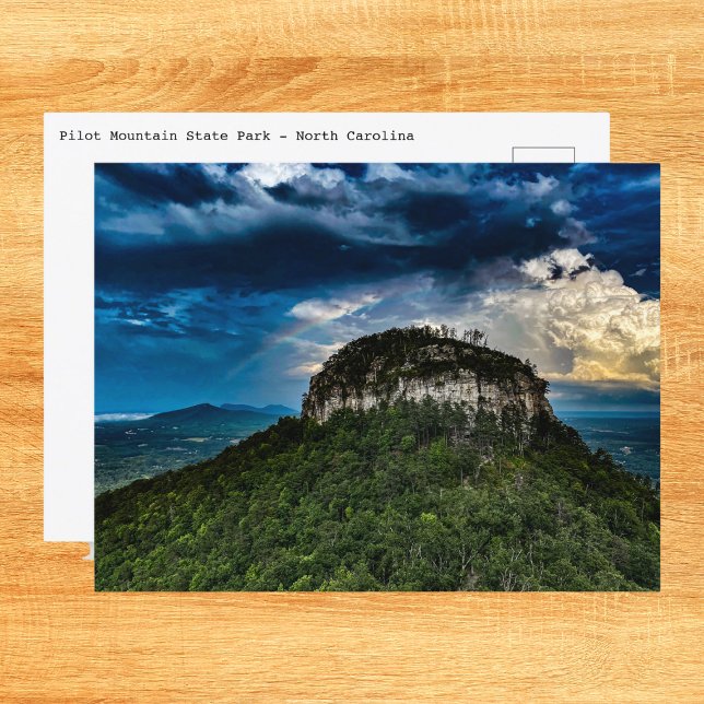 Pilot Mountain NC Staat Park | nach Sturm Regenbog Postkarte (Send a postcard of Pilot Mountain after a storm.)