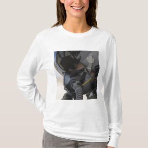 Pilot sitzt in seinem A-10 Thunderbolt II T-Shirt