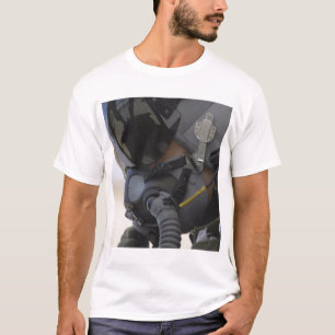 Pilot sitzt in seinem A-10 Thunderbolt II T-Shirt