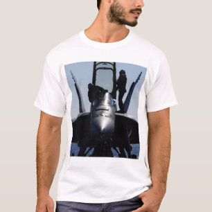 Piloten leitet eine Inspektion vor dem Flug T-Shirt