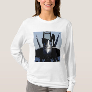 Piloten leitet eine Inspektion vor dem Flug T-Shirt