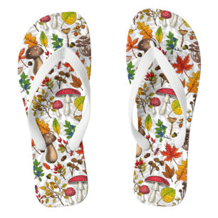 Pilze, Blätter, Nüsse und Beeren im Herbst auf Wei Flip Flops