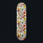 Pilze, Blätter, Nüsse und Beeren im Herbst auf Wei Skateboard<br><div class="desc">а Vektor-Muster mit verschiedenen Herbstpilzen,  gefallenen Blätter,  Eicheln,  Beeren und Käfer</div>