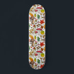 Pilze, Blätter, Nüsse und Beeren im Herbst auf Wei Skateboard<br><div class="desc">а Vektor-Muster mit verschiedenen Herbstpilzen,  gefallenen Blätter,  Eicheln,  Beeren und Käfer</div>