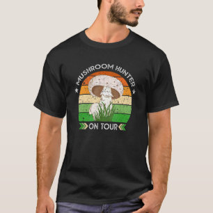 Pilzjäger Picker Pilze während Wanderung pflücken T-Shirt