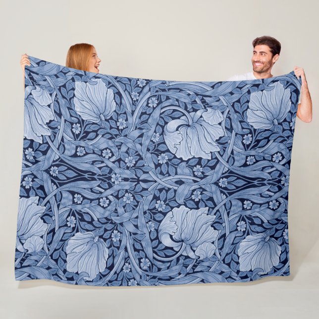 Pimpernel Blue Monotone, William Morris Fleecedecke (Beispiel)