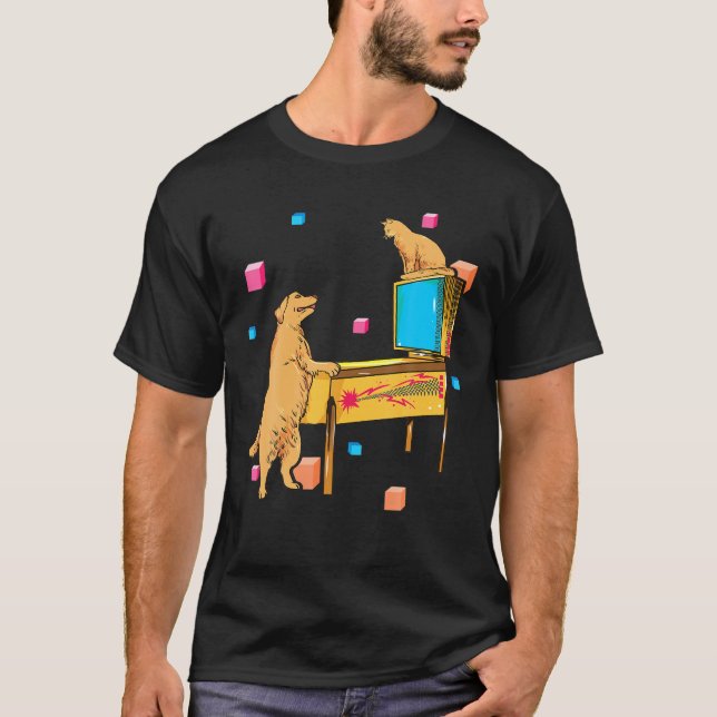Pinball Wizard Dog Cat Playing Pinball Machine Shi T-Shirt (Vorderseite)
